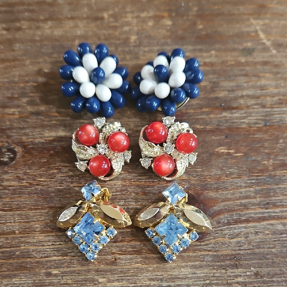 Vintage-MCM Multicolor Floral Clip Earrings - Navy, White, Red & Blue 3pair